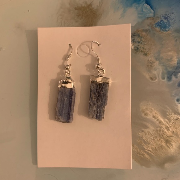 Raw blue tourmaline earrings in gold or silver - Picture 1 of 2